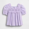 Camiseta con ojales para bebés y niños