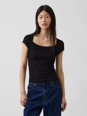 Camiseta corta moderna con cuello cuadrado
