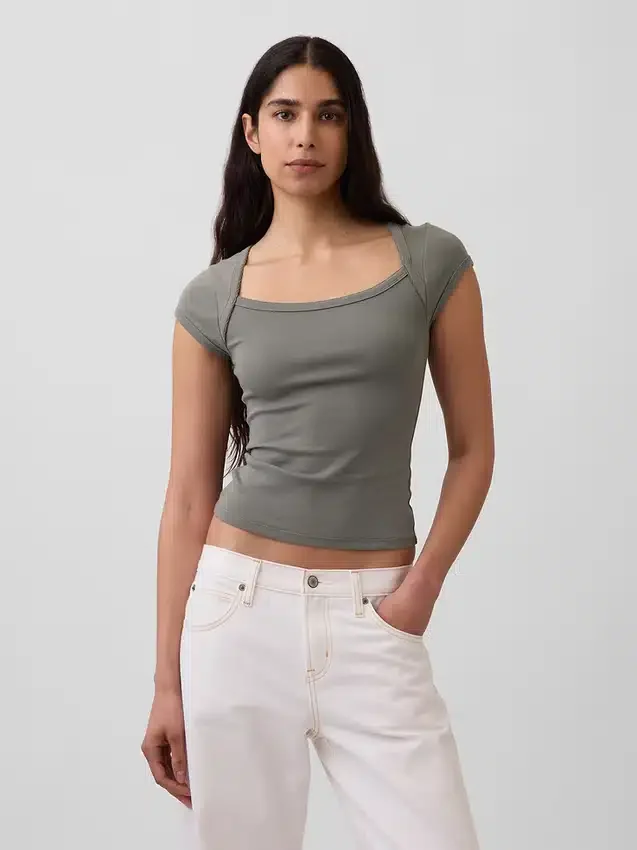 Camiseta corta moderna con cuello cuadrado
