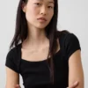 Camiseta corta moderna con cuello cuadrado