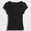 Camiseta corta moderna con cuello cuadrado