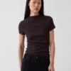Camiseta corta moderna de cuello alto acanalado