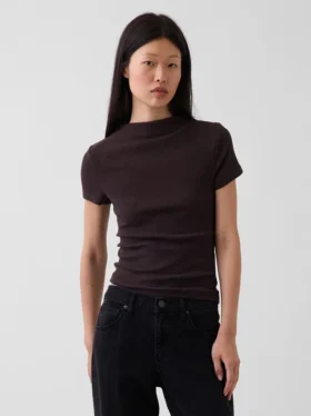 Camiseta corta moderna de cuello alto acanalado