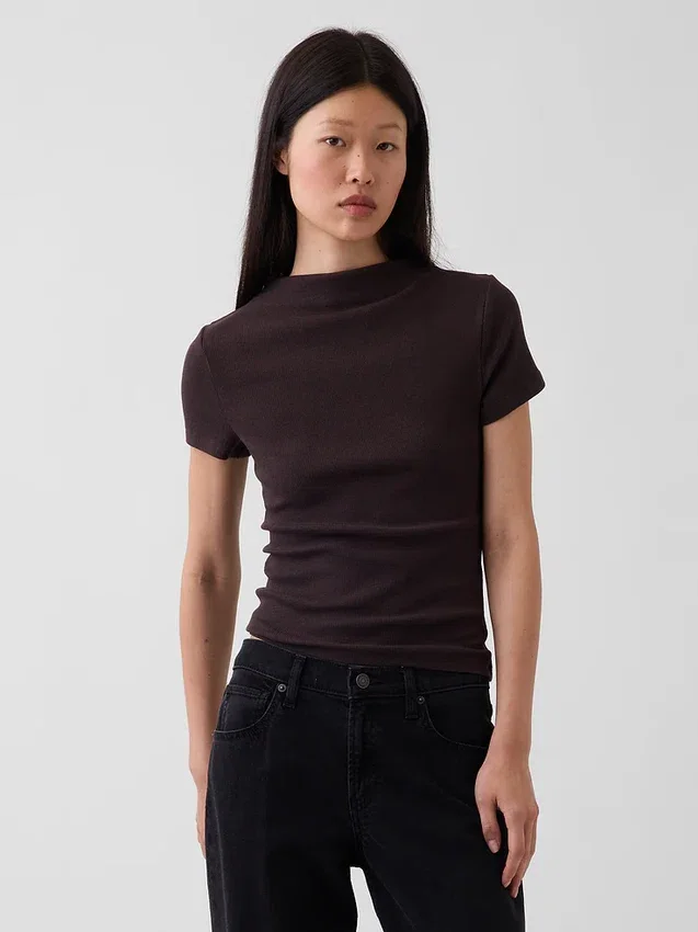 Camiseta corta moderna de cuello alto acanalado