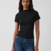 Camiseta corta moderna de cuello alto acanalado