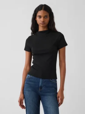 Camiseta corta moderna de cuello alto acanalado