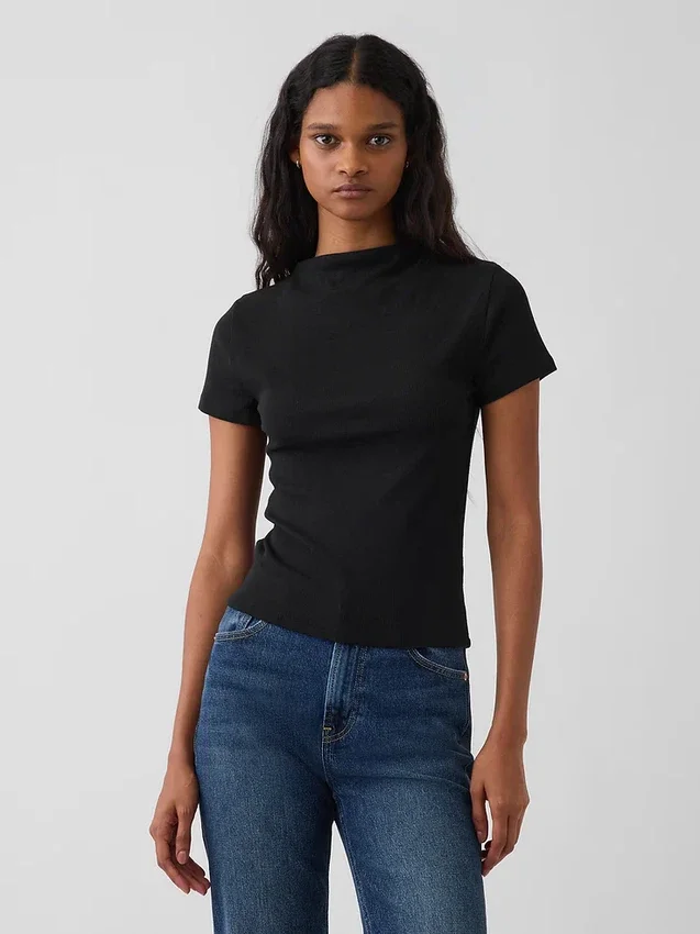 Camiseta corta moderna de cuello alto acanalado