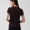 Camiseta corta moderna de cuello alto acanalado