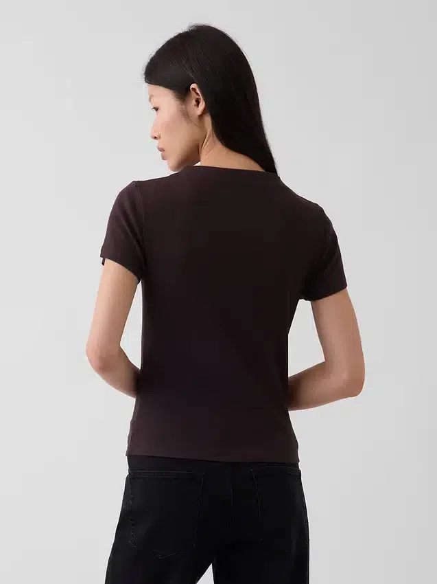 Camiseta corta moderna de cuello alto acanalado