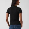 Camiseta corta moderna de cuello alto acanalado