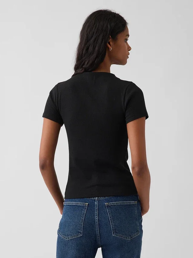 Camiseta corta moderna de cuello alto acanalado
