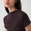 Camiseta corta moderna de cuello alto acanalado