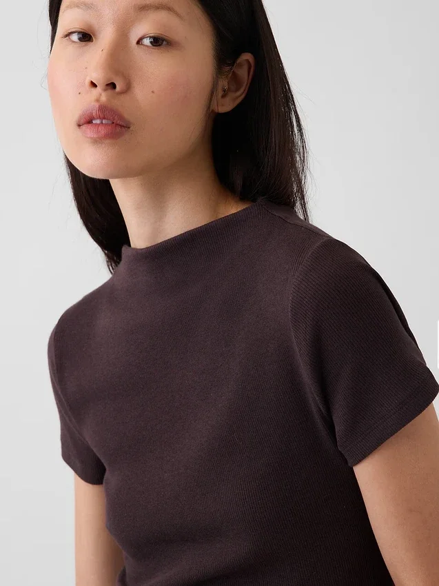 Camiseta corta moderna de cuello alto acanalado