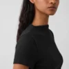 Camiseta corta moderna de cuello alto acanalado