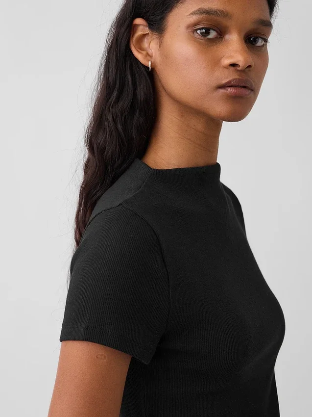Camiseta corta moderna de cuello alto acanalado