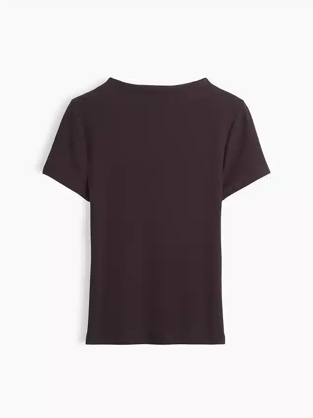 Camiseta corta moderna de cuello alto acanalado