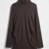 Camiseta de cuello alto premamá moderna