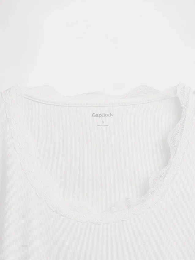 Camiseta de pijama con ribete de encaje y patrón de mini acanalado