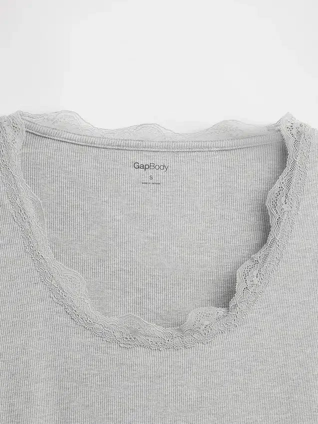 Camiseta de pijama con ribete de encaje y patrón de mini acanalado