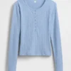 Camiseta de pijama Henley de punto calado de GAP × Summer Fridays
