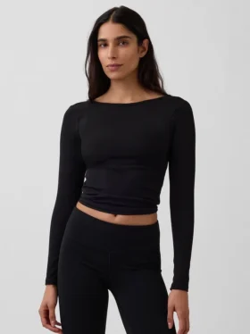 Camiseta GapFit Smooth con cuello barco