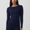 Camiseta GapFit Smooth con cuello barco