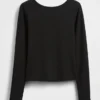 Camiseta GapFit Smooth con cuello barco