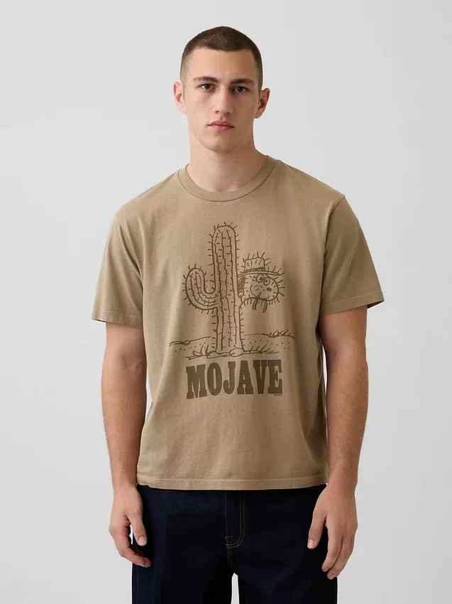 Camiseta gráfica holgada con Snoopy en el desierto de Mojave