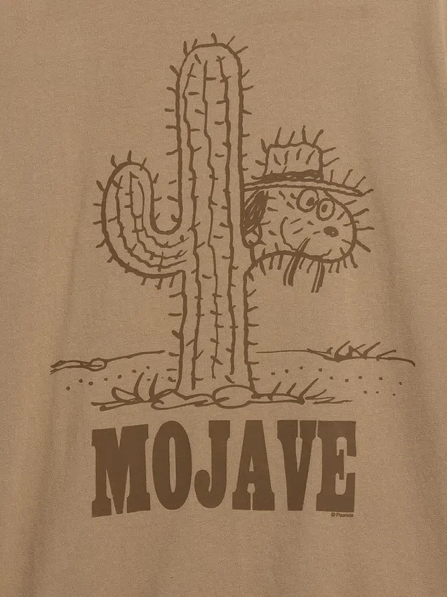 Camiseta gráfica holgada con Snoopy en el desierto de Mojave