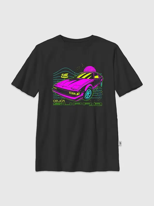 Camiseta infantil con diseño gráfico del Toyota Supra en colores neón