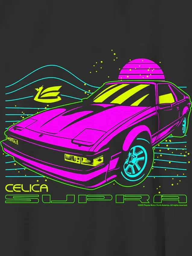 Camiseta infantil con diseño gráfico del Toyota Supra en colores neón