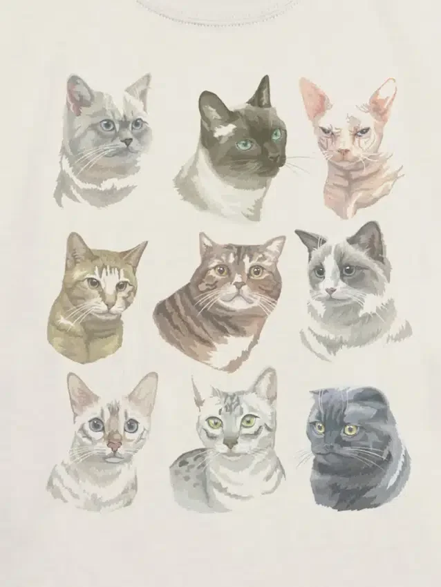 Camiseta infantil con estampado de caras de gato