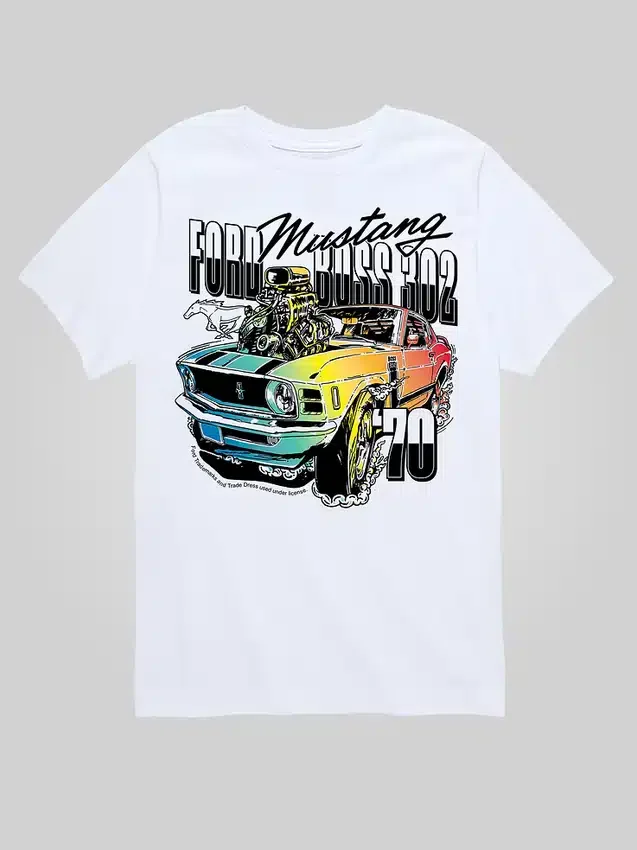Camiseta infantil con estampado del Ford Mustang de 1970 con los colores del arcoíris y pantalones cortos