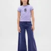 Camiseta infantil con estampado «La pesadilla antes de Navidad» de Tim Burton, de GAP × Disney, con corte entallado