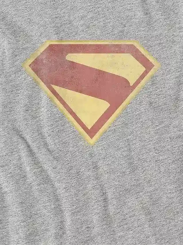 Camiseta infantil con gráfico desgastado a todo color del logotipo de Superman 2025
