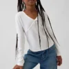 Camiseta infantil con lazo cruzado en el pecho