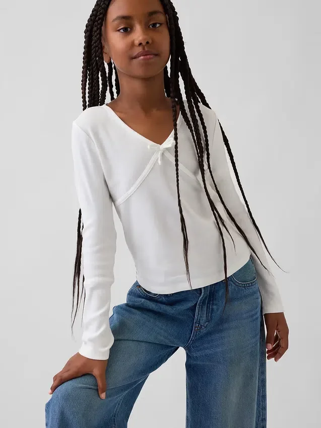 Camiseta infantil con lazo cruzado en el pecho