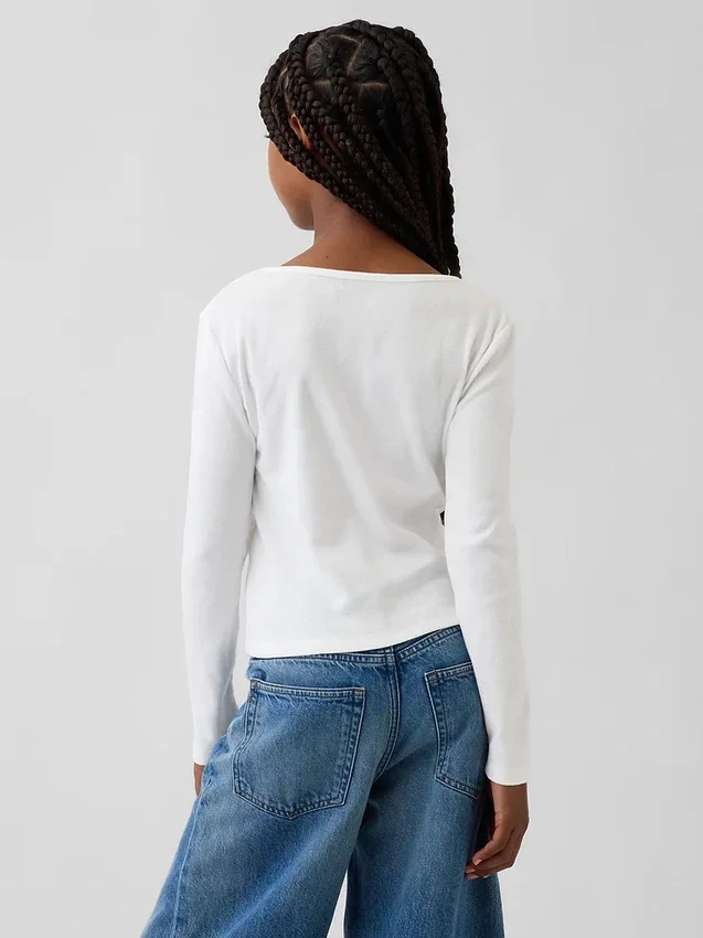 Camiseta infantil con lazo cruzado en el pecho