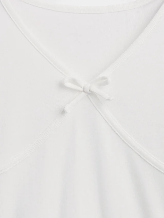 Camiseta infantil con lazo cruzado en el pecho