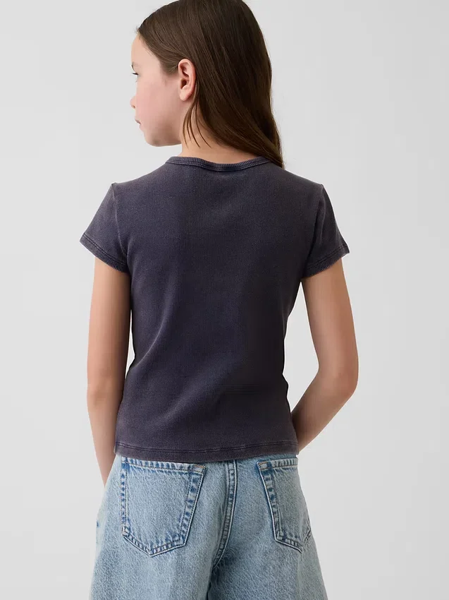 Camiseta infantil de canalé con bordados