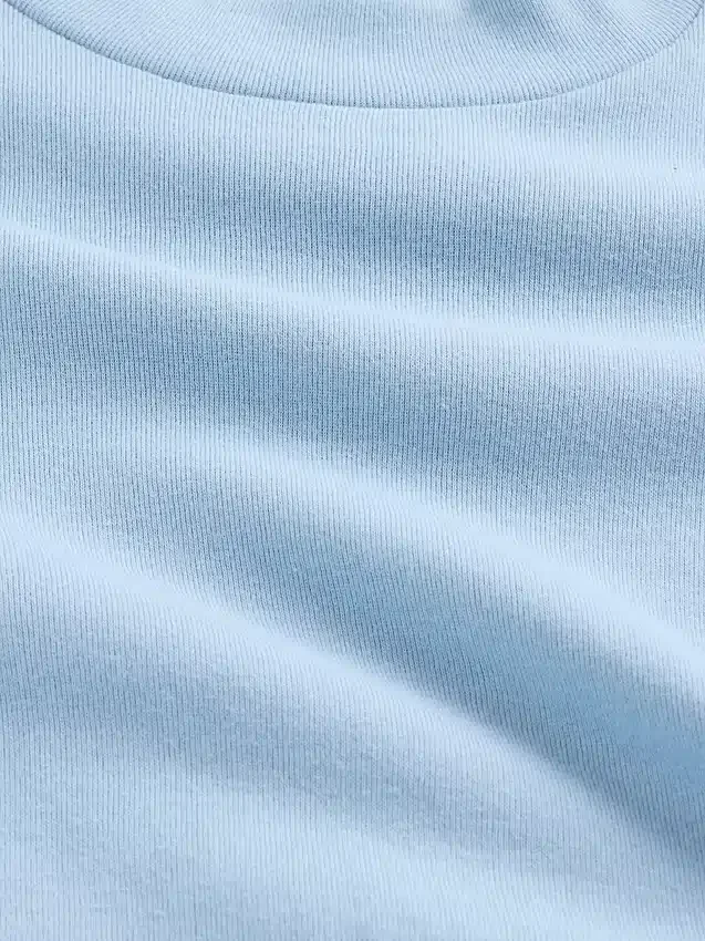 Camiseta infantil de cuello alto acanalado