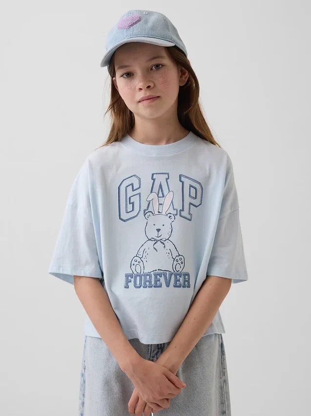 Camiseta infantil oversize con logotipo gráfico