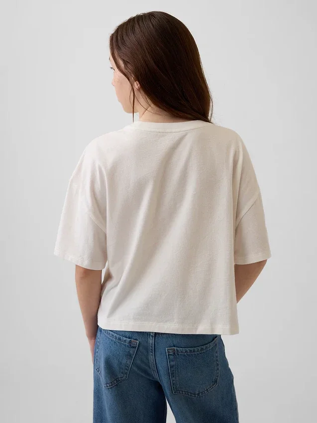 Camiseta infantil oversize con logotipo gráfico