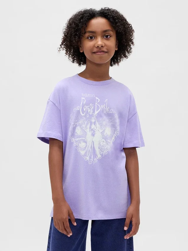 Camiseta infantil oversize tipo túnica con estampado
