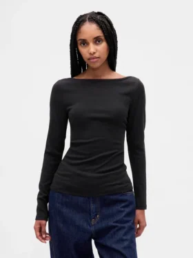 Camiseta moderna con cuello barco