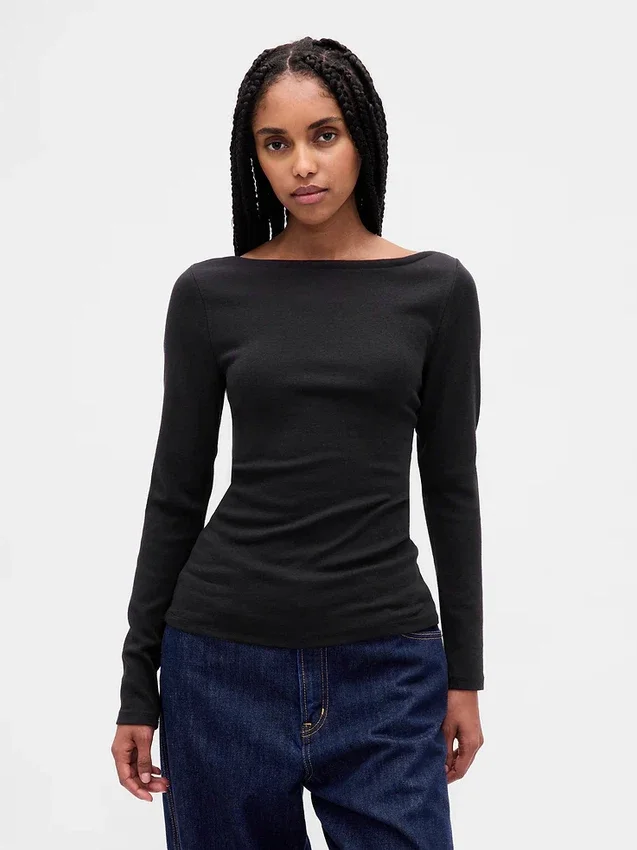 Camiseta moderna con cuello barco