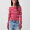 Camiseta moderna con cuello barco