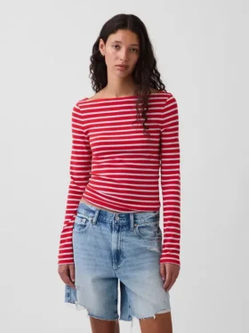 Camiseta moderna con cuello barco