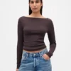 Camiseta moderna con cuello barco