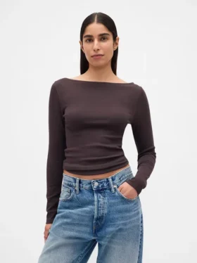 Camiseta moderna con cuello barco